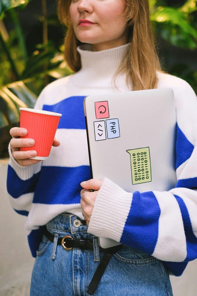 Designerin skizziert Logoideen mit Stift auf Papier